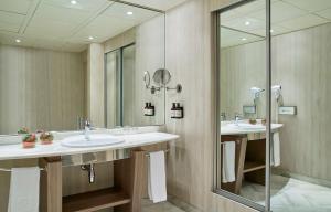 bagno con 2 lavandini e doccia di NH Collection Barcelona Podium a Barcellona