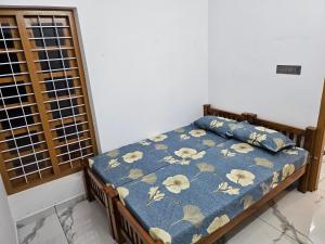 Metro Homestay - Your Homely Retreat in Alleppey Kerala में एक कमरे में एक या कई बेड