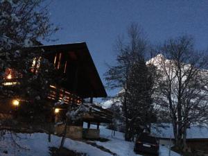 eine Hütte im Schnee in der Nacht mit einem Berg in der Unterkunft alleinstehendes Ferienhaus in Grindelwald