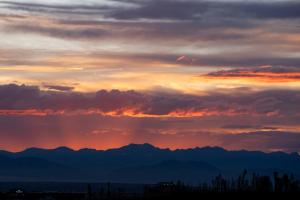 um pôr-do-sol com montanhas ao fundo em Gaylord Rockies Resort & Convention Center em Aurora