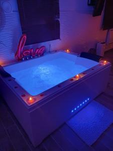 in Saint-Prix L'ÉVASION ROMANTIQUE Suite de luxe Spa privé 20 min Paris et 10 min Enghien les bains की गैलरी इमेज