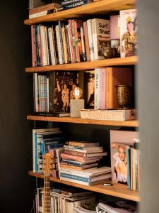 a book shelf filled with lots of books at Sportony Mountain Lodges in La Villa