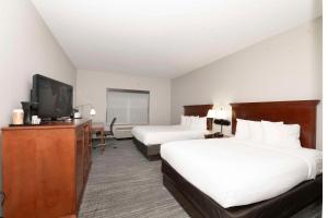 เตียงในห้องที่ Country Inn & Suites by Radisson, Harrisburg - Hershey West, PA