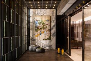 上海市にあるDoubletree By Hilton Shanghai Hongqiaoの大きな絵画が壁に描かれたロビー