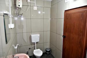 uma pequena casa de banho com WC e lavatório em Haya Residency em Alappuzha