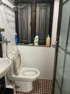 bagno con servizi igienici e lavandino di Johnson Hostel a Hong Kong