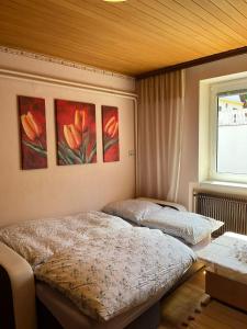 - 2 lits dans une chambre ornée de peintures murales dans l'établissement Retro Wohnung Niklasdorf, à Niklasdorf