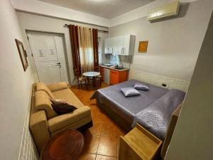 una piccola camera con letto e divano di Villa Roel 2 apartments nr 88 a Vlorë