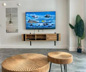 TV i/ili multimedijalni sistem u objektu Elegant Centric Vibrant Pool Jacuzzi Free Parking