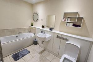 bagno con lavandino, vasca e servizi igienici di 2 bedroom apartment a Liverpool