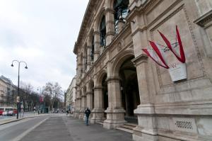 un edificio con un reloj al costado. en HeyMi Apartments Oper, en Viena