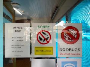 Anzeige von Schildern in einem Lagerfenster in der Unterkunft Jasper Motor Inn in Adelaide