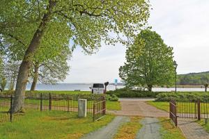 een loopbrug die leidt naar een RV op het water bij schoene Ferienwohnung mit Terrasse in Ralswiek