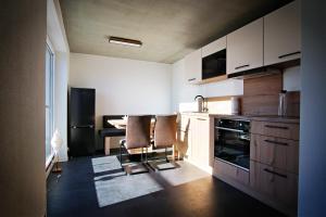 uma cozinha com uma mesa e cadeiras em Apartments Patzina NEU 2024 - Kurort Oberwiesenthal em Kurort Oberwiesenthal