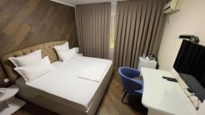 Cama ou camas em um quarto em Altair Hotel