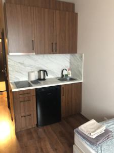 Dapur atau dapur kecil di RVR Smart Apartments Riga with Self Check-In