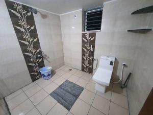 e bagno con servizi igienici e doccia. di Jk homestay Mysore a Mysore