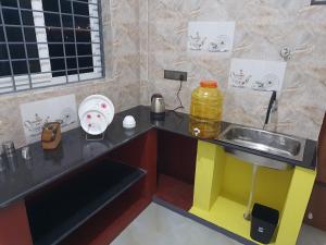 una cucina con lavandino e piano di lavoro di Jk homestay Mysore a Mysore