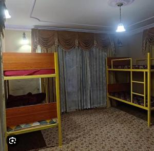 Cette chambre comprend 2 lits superposés et une fenêtre. dans l'établissement New urban Den cottage, à Srinagar