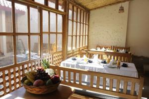 una habitación con una mesa con un bol de fruta en Maison Fortaleza, en Cusco