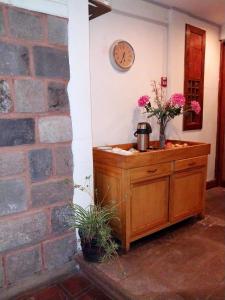 Habitación con vestidor y reloj en la pared en Maison Fortaleza, en Cusco