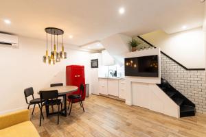 Dapur atau dapur kecil di Town House Nation, Bastille, AC by LCC Agency