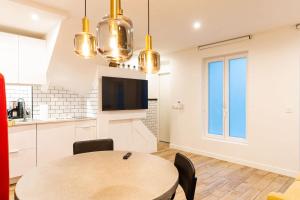 Dapur atau dapur kecil di Town House Nation, Bastille, AC by LCC Agency