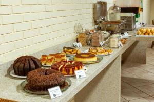 - un buffet composé de différents types de gâteaux et de pâtisseries dans l'établissement Rede Andrade Goiania Centro, à Goiânia