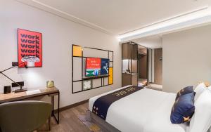 Posteľ alebo postele v izbe v ubytovaní The Mustel Hotel Chongqing Hongyadong