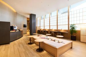 een kantoorlobby met een tafel en stoelen bij Cerulean Tower Tokyu Hotel, A Pan Pacific Partner Hotel in Tokyo