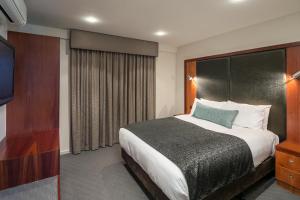 una camera con letto e TV a schermo piatto di Arkaba Hotel a Adelaide