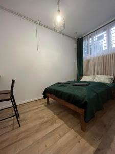 - une chambre avec un lit et une chaise dans l'établissement TomTom Hostel, à Cracovie