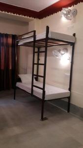 Tempat tidur dalam kamar di Wow Backpackers Hostels