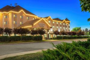 una representación de la parte delantera de un hotel en Days Inn & Suites by Wyndham West Edmonton, en Edmonton