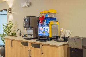 un mostrador con una cafetera encima en Days Inn & Suites by Wyndham West Edmonton, en Edmonton