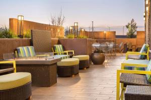 אזור ישיבה ב-Home2 Suites by Hilton Albuquerque Downtown/University