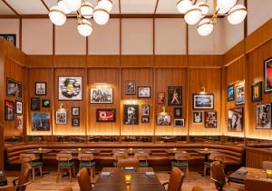 une salle à manger avec des tables et des photos sur les murs dans l'établissement Rio Hotel & Casino, a Destination by Hyatt Hotel, à Las Vegas