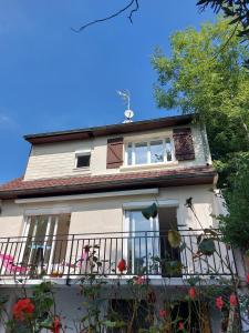 una casa con balcone fiorito di Chalet FLEUVE avec Parking-Barbecue a Yerres