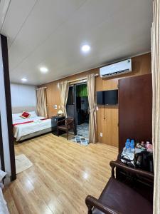 1 dormitorio con 1 cama y escritorio en una habitación en Phúc Đạt Container, en Vung Tau