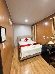 Habitación pequeña con cama y escritorio. en Phúc Đạt Container, en Vung Tau