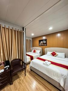 Habitación de hotel con 2 camas y escritorio en Phúc Đạt Container, en Vung Tau