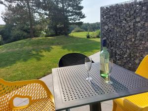 Un jardín fuera de HELIOS, met Zonnig TERRAS, eigen KEUKEN, Verwarmd Binnen-ZWEMBAD, Nabij Dorp, Duinen, Strand en Vuurtoren