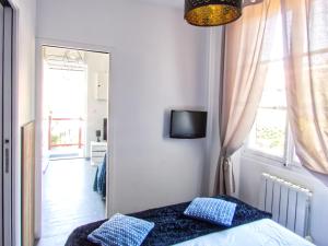 1 dormitorio con cama con almohadas azules y espejo en La petite Maison, en Grenoble