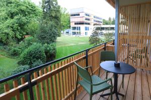 een balkon met 2 stoelen en een tafel met uitzicht bij Hotel Steiermarkhof Graz in Graz