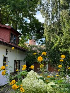 Градина пред Heart of Vilnius with little spa