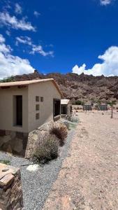 una casa en medio de un desierto con una montaña en Pucara Lodge 03 - 2D, en Tilcara