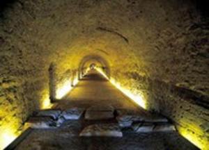 einen Tunnel mit einem Licht am Ende in der Unterkunft Plaça De La Font in Tarragona