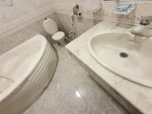 Un baño de Hotel Imperial Pechs Karachi