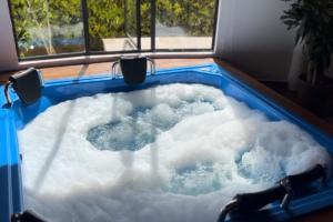 El PeñolにあるGlamping con jacuzzi y cocina- El Peñol a 30 minutos de Guatapéの窓の前に雪で満たされたジャクジータブ