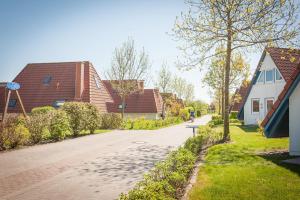 une rue dans un quartier résidentiel avec des maisons dans l'établissement Cuxlandhotel Studio 204, à Dorum Neufeld